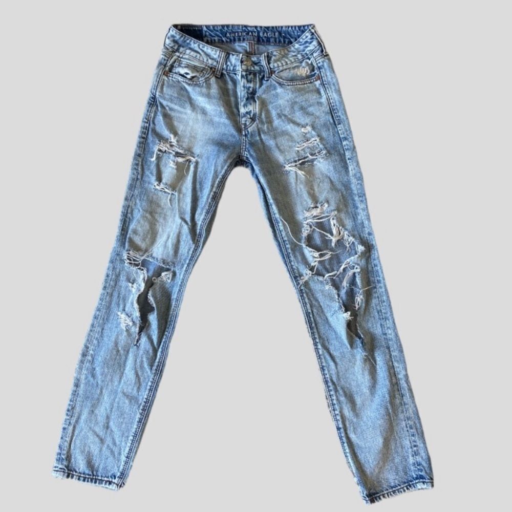 American Eagle Light Blue Jeans Distressed Size 2
100% COTTON